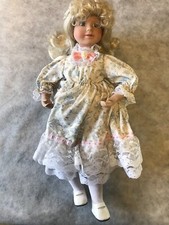 ANCIENNE POUPEE PORCELAINE ROBE  A FLEUR 44 cm