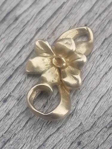 Pendentif fleur 18 carats - or,