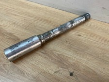 UN AXE DE ROUE AVANT MOTO