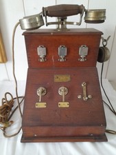 Téléphone ancien en bois