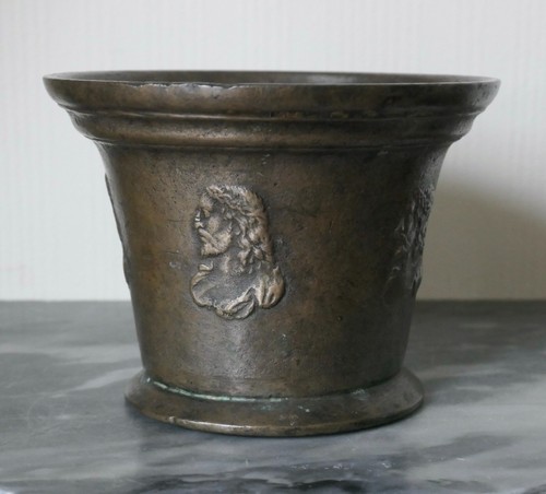 Mortier bronze aux profils du - mortier,,
