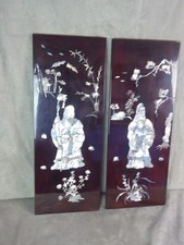 PANNEAUX DECORATIFS en bois laqué, décors en incrustations de nacre.