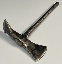 Ancienne hache-piochon en fer