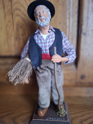Figurine homme paysan avec