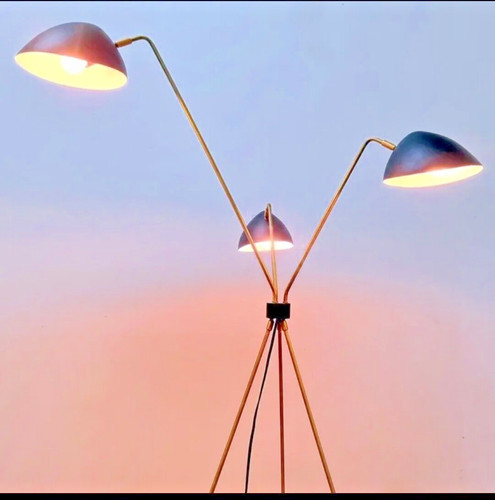 Ancien lampadaire trépied