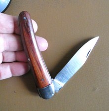 Couteau pliant manche bois. Etat neuf. Longueur ouvert: 18cm.