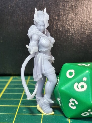 Figurine résine non peinte - en,