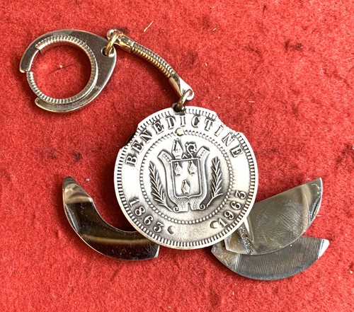 Porte clés bénédictine - porte,