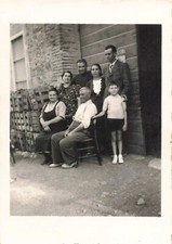 OLD FAMILY PHOTO PHOTOGRAPH IN FRONT OF A BARN WOODEN CRATES