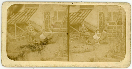 Stereo three little girls pose - stereo,