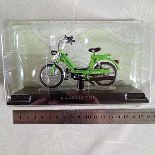 Mobylette chappy miniature - /,
