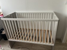 Lit bébé évolutif Avec Commode en trés bon état