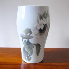 Royal Copenhagen. Vase en porcelaine à décor d'une fleur et d'un papillon, XXe