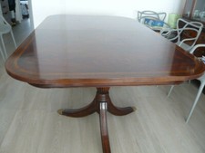 Table de salle à manger, 2 pieds en placage acajou. 