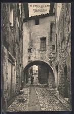 CPA Saint-Paul-du-Var, Grande Rue avec passage voûté et pavés anciens 