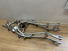 UN BERCEAU BOUCLE ARRIERE