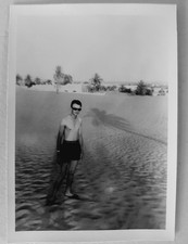 Homme torse nu pose en short