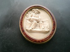 MEDAILLON EN ALBATRE FINEMENT