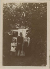 OLD PHOTO - VINTAGE SNAPSHOT - CURIOSITY HUT GARDEN SHED - GARDEN 2