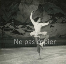 PATINEUSE vers 1950 patinage