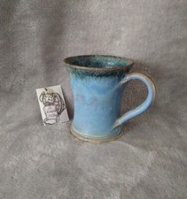 Tasse / mug en grès vernissé signé