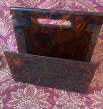 Porte revue en plexiglas Style