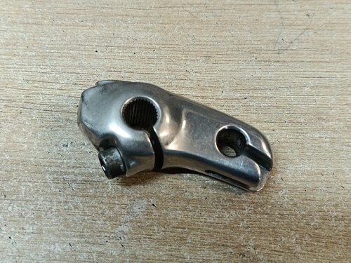 Une biellette embrayage - d,