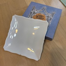 Assiette carrée blanche