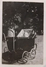 Bébé Dans La Poussette Photo