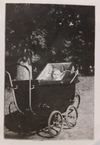 Bébé dans poussette photo - la,