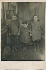 Photo-carte trois enfants frères et soeurs mode 1922 vintage children maison 