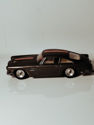 Aston martin solido - 4,