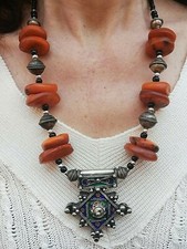 Collier ancien en perle d' ambre, copal, pendentif en argent et émail