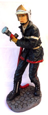 Sapeurs pompiers - STATUETTE POMPIER AVEC LANCE 60 cm de hauteur N° 100