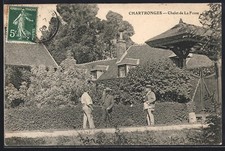 Old postcard Chartronges, Chalet de La Fosse with three people in the garden 1908 