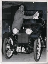 1962 Press Photo Henry Austin Clark Jr. Polishes 1912 Woods Mobilette