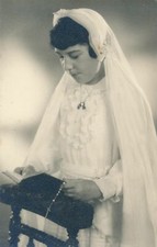 Photo communiante religion catholique voile missel rosaire robe bijou prie-dieu