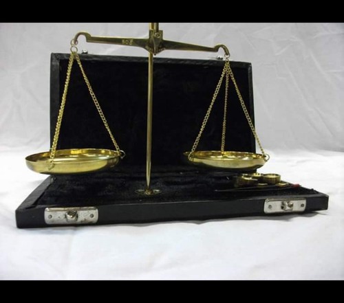 Balance trébuchet dans - ,