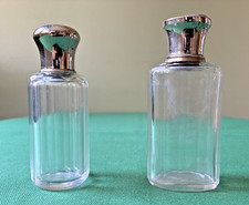 Deux flacons à parfum en