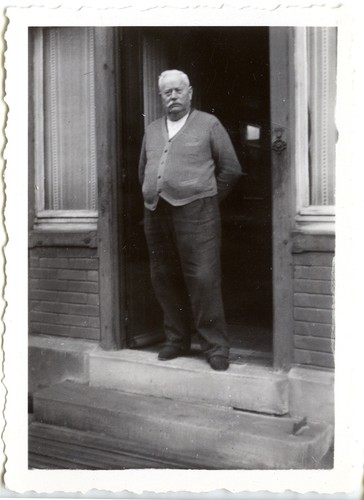 Portrait homme debout porte