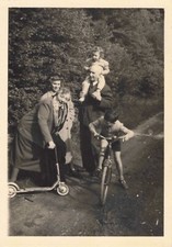OLD PHOTOGRAPH OF CHILDREN AND THEIR BIKES SCOOTER ANTIQUE TOYS