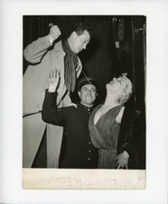 Jacqueline Perrieux gave a sword rod to Paul Péri who feigns useful