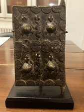 Petite porte votive Dogon en bronze (Mali) décor tortues/serpents