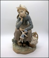 Vintage Lladro Figurine "Girl with Doll" #1211 Glossy Finish 9 inch #T120