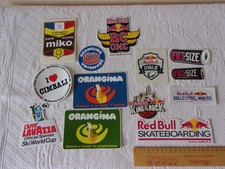 lot de 13 autocollants anciens, pub, boissons, RED BULL, ORANGINA