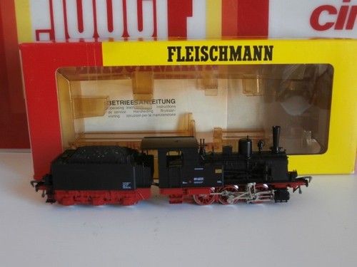 Neuve locomotive vapeur - a,