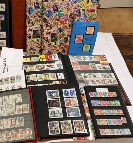 Lot plus 100 timbres - plus, de