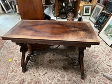 Table de style espagnol en bois sculpté et fer forgé