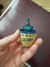 Une Miniature Pleine De Parfum