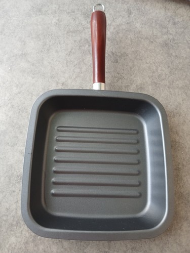 Poêle grill carrée striée